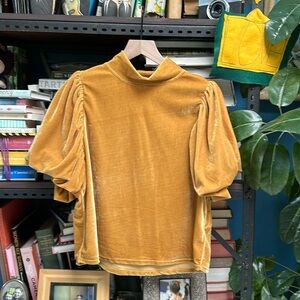 Free people NWOT velvet puff sleeved Top, Size M